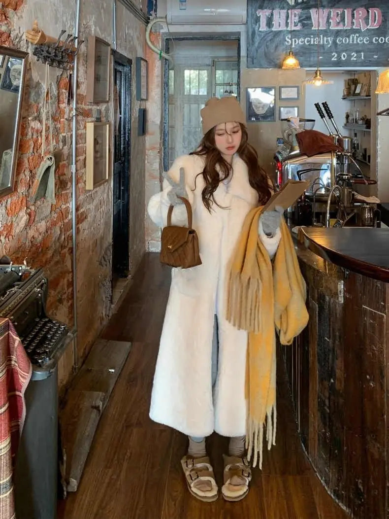 Manteau Long à Fausse Fourrure avec Coupe Ajustée pour Femme | Idéal pour la Saison Froide