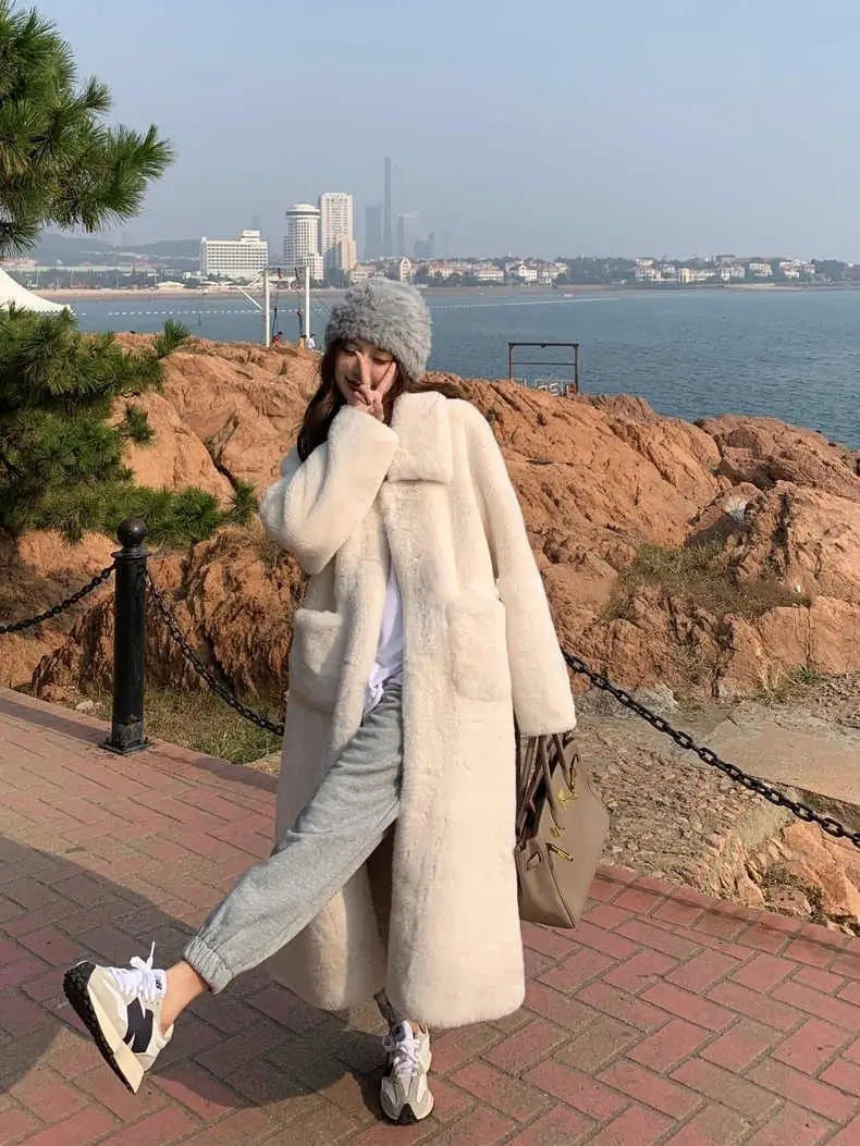 Manteau Long à Fausse Fourrure avec Coupe Ajustée pour Femme | Idéal pour la Saison Froide