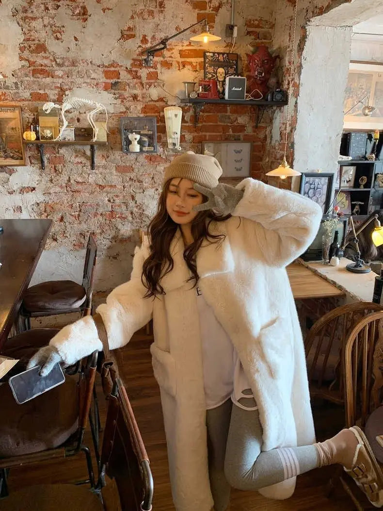 Manteau Long à Fausse Fourrure avec Coupe Ajustée pour Femme | Idéal pour la Saison Froide