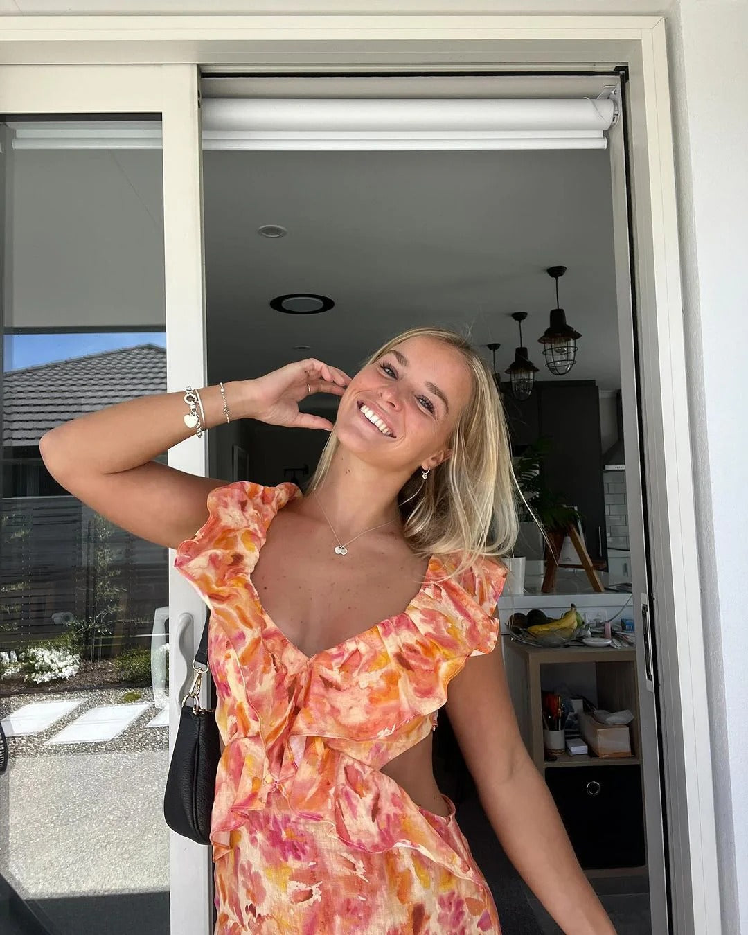 Robe Cintrée avec Volants et Détail Découpé pour Femme | Idéale pour le Printemps et l'Été