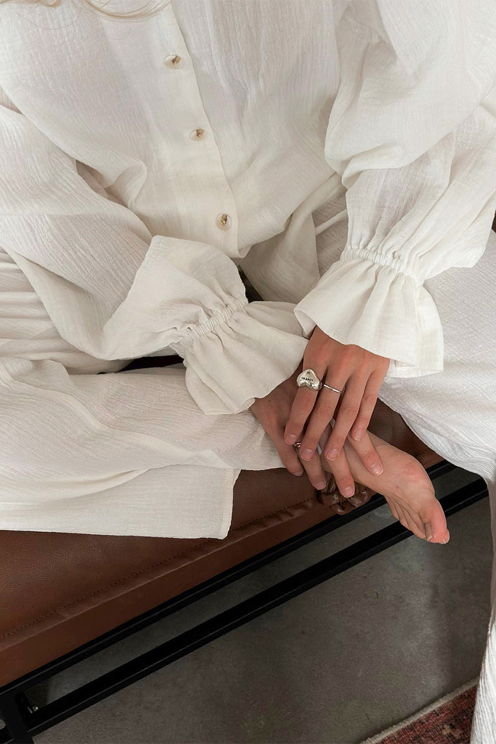 Ensemble Deux Pièces avec Haut à Volants Col V et Manches Longues et Pantalon Coordonné pour Femme | Idéal pour un Usage Quotidien