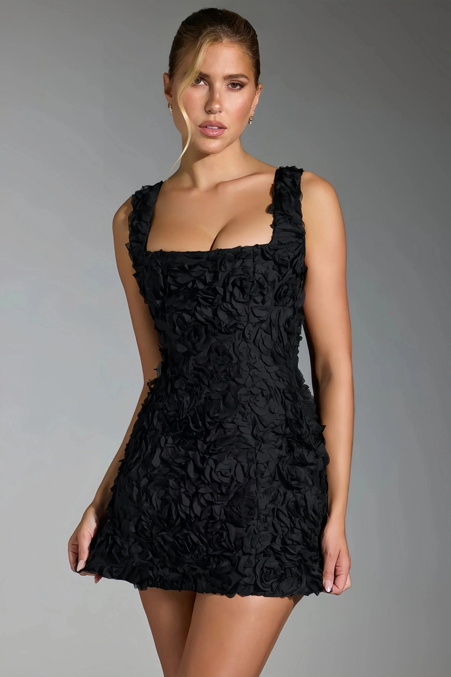 Robe Mini Noire Dos Nu avec Motif Floral 3D pour Femme | Idéale pour les Sorties et Événements Festifs