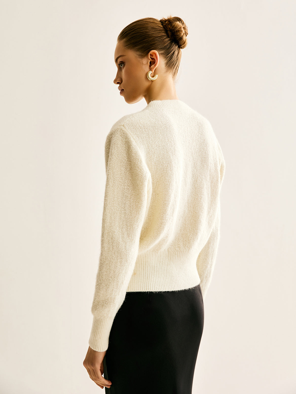 Cardigan Blanc Cassé avec Boutons Nœud et Coupe Cintrée pour Femmes | Idéal pour Hiver et Occasions