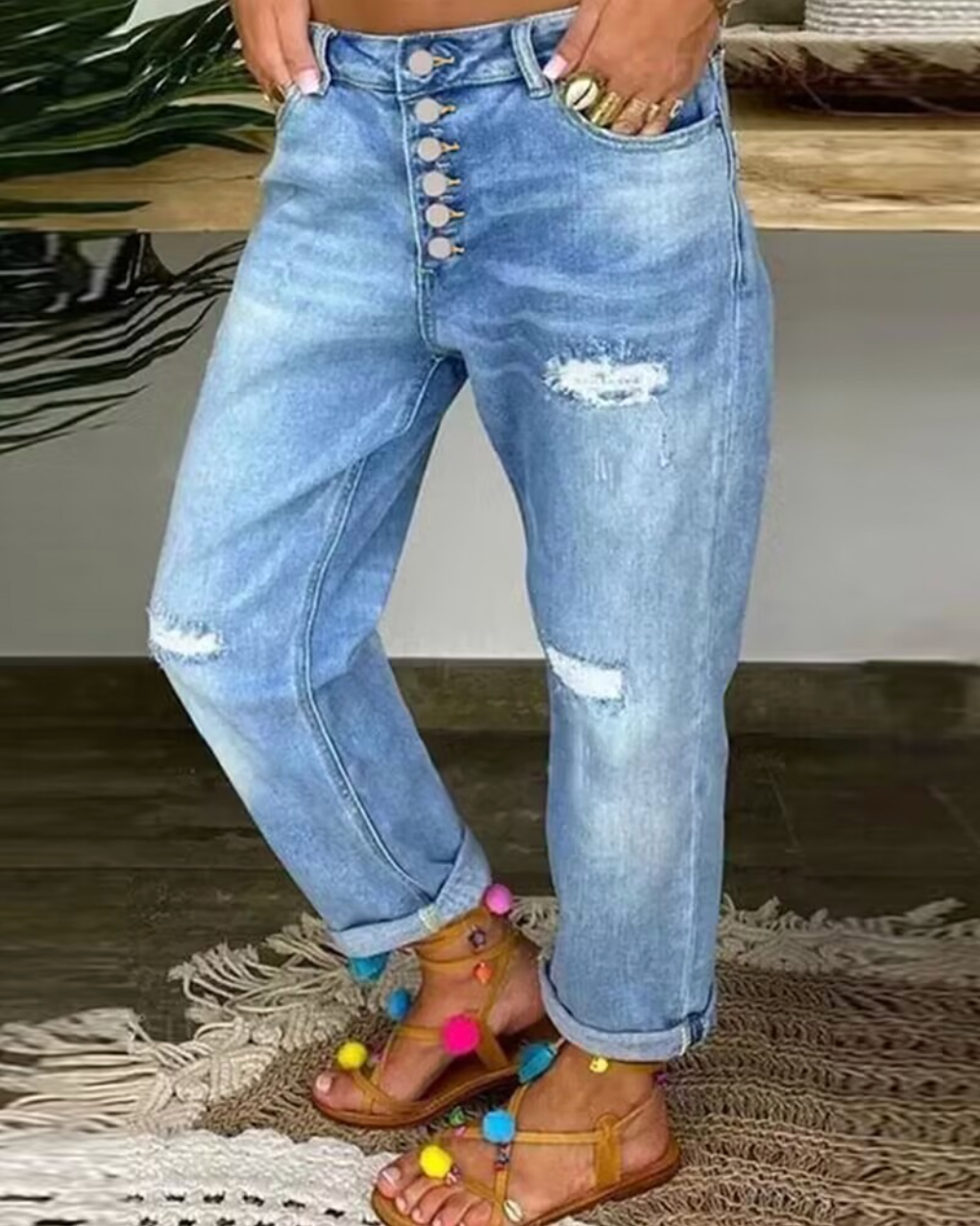 Jean à Jambes Droites avec Détails Usés pour Femme | Idéal pour un Usage Quotidien par Temps Variable