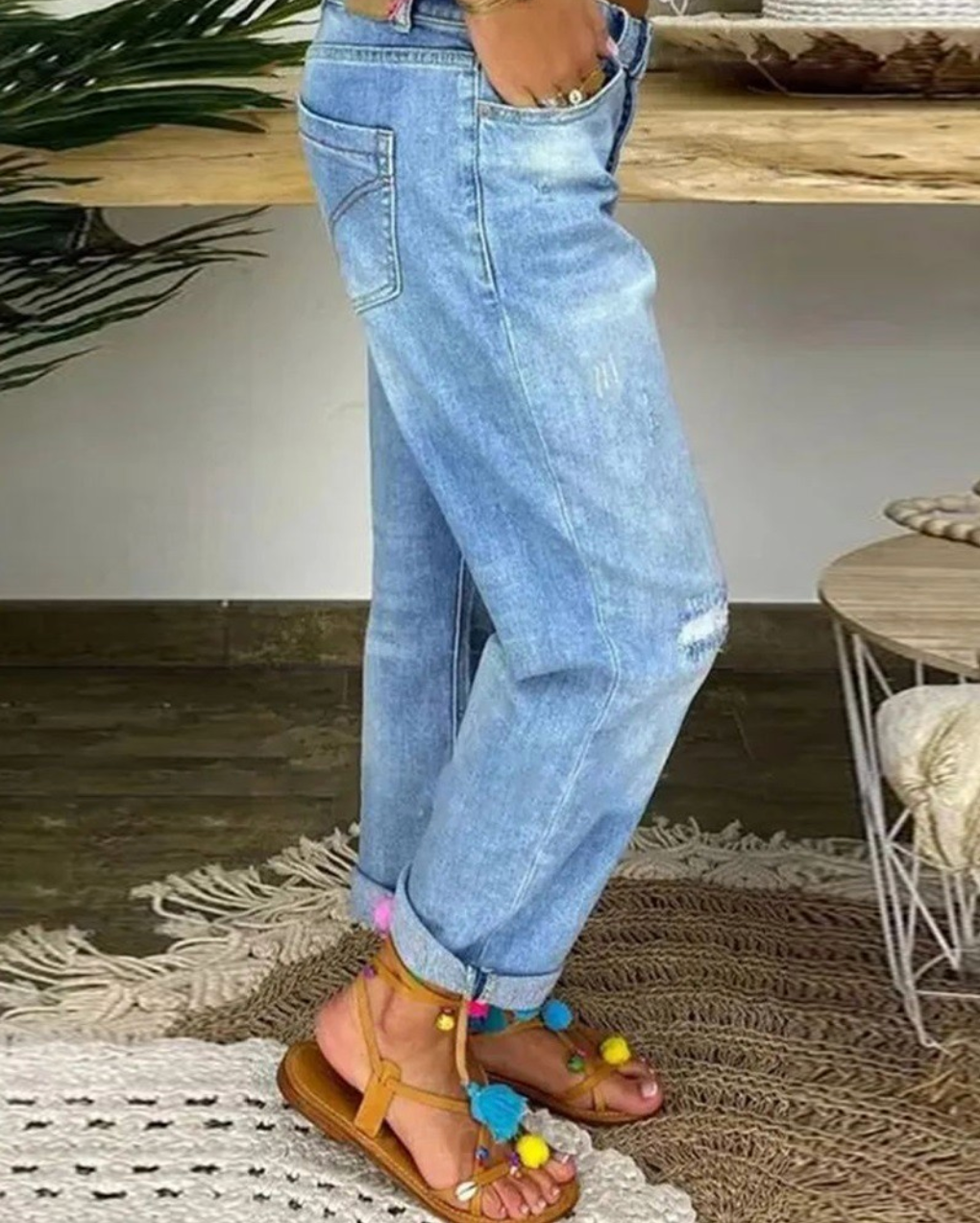 Jean à Jambes Droites avec Détails Usés pour Femme | Idéal pour un Usage Quotidien par Temps Variable