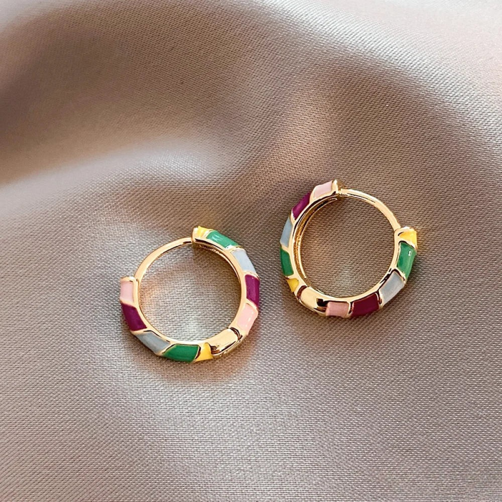 Boucles D’Oreilles Avec Finition Dorée Et Détails Émaillés Pour Femme | Idéales Pour Un Usage Quotidien Ou Des Occasions