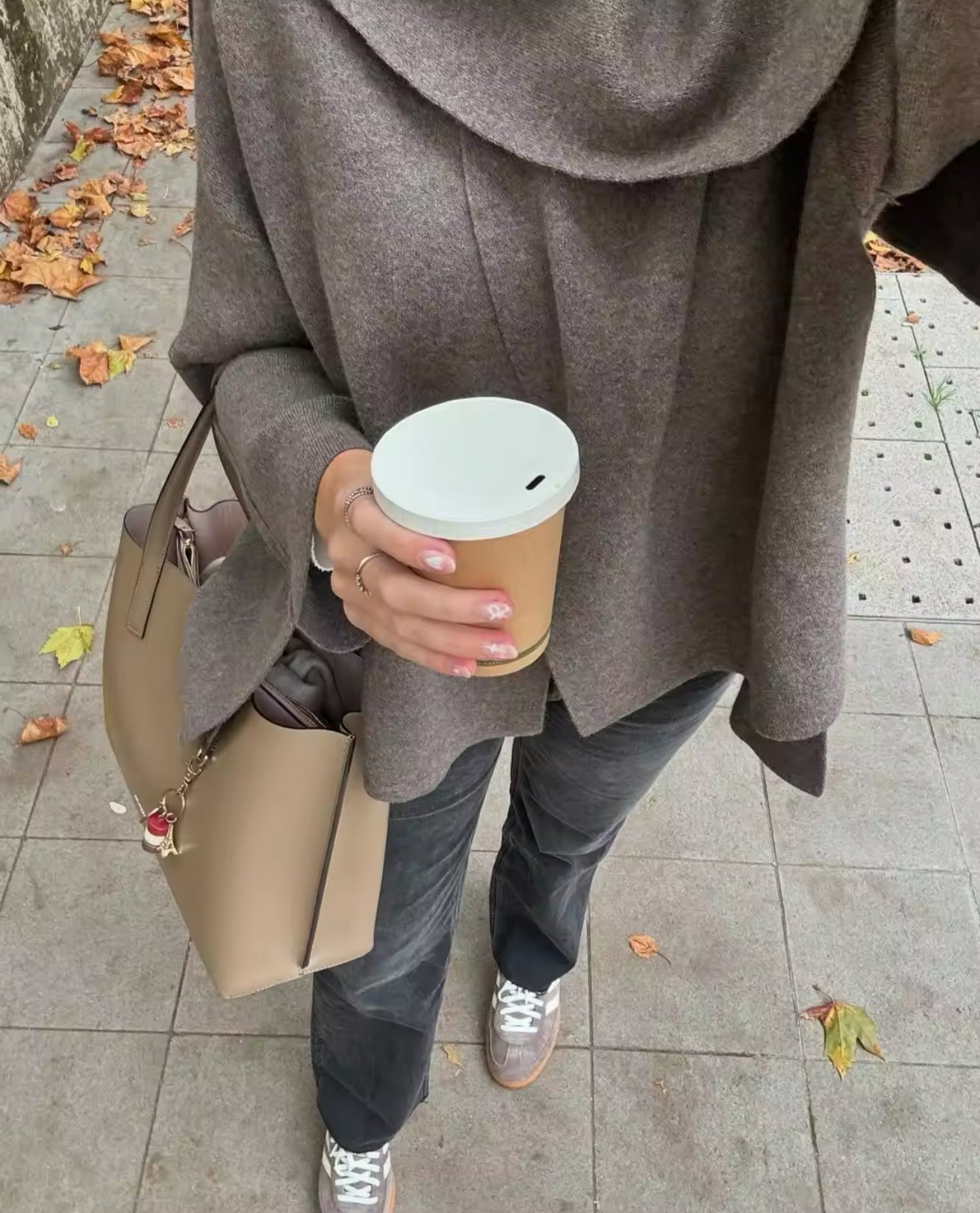 Cape Coat avec Coupe Fluide pour Femme | Idéal pour l’Automne