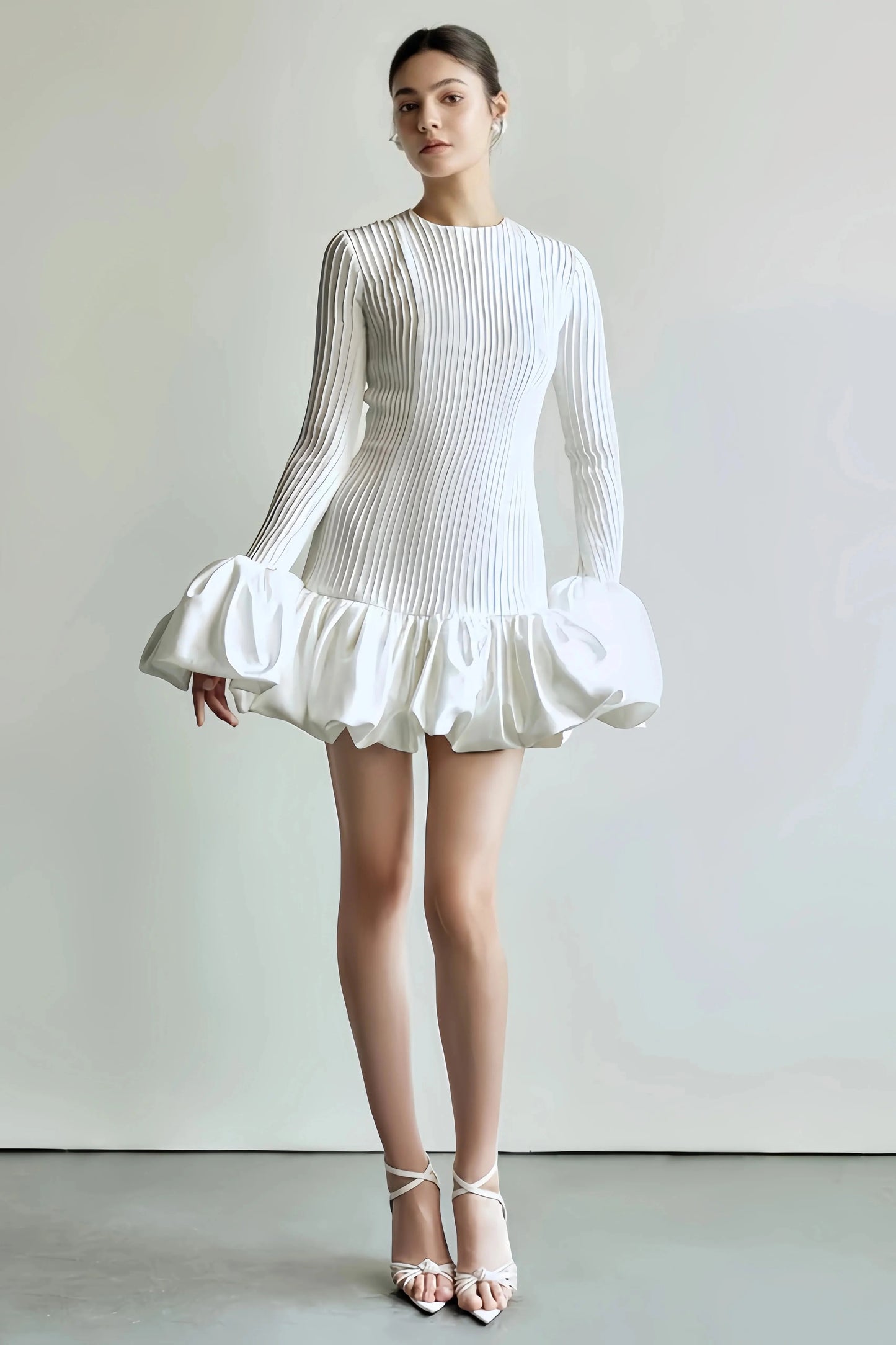 Robe Courte Plissée avec Manches Évasées pour Femme | Idéale pour les Sorties ou les Occasions Décontractées