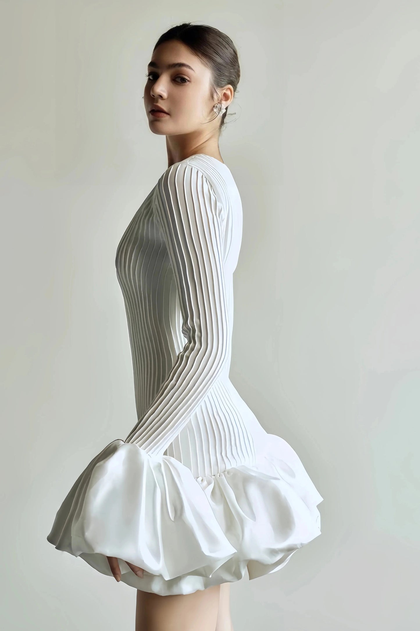 Robe Courte Plissée avec Manches Évasées pour Femme | Idéale pour les Sorties ou les Occasions Décontractées