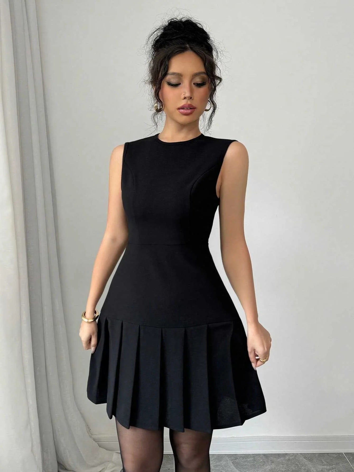 Robe Sans Manches Noire avec Coupe Droite pour Femme | Idéale pour le Travail et les Sorties