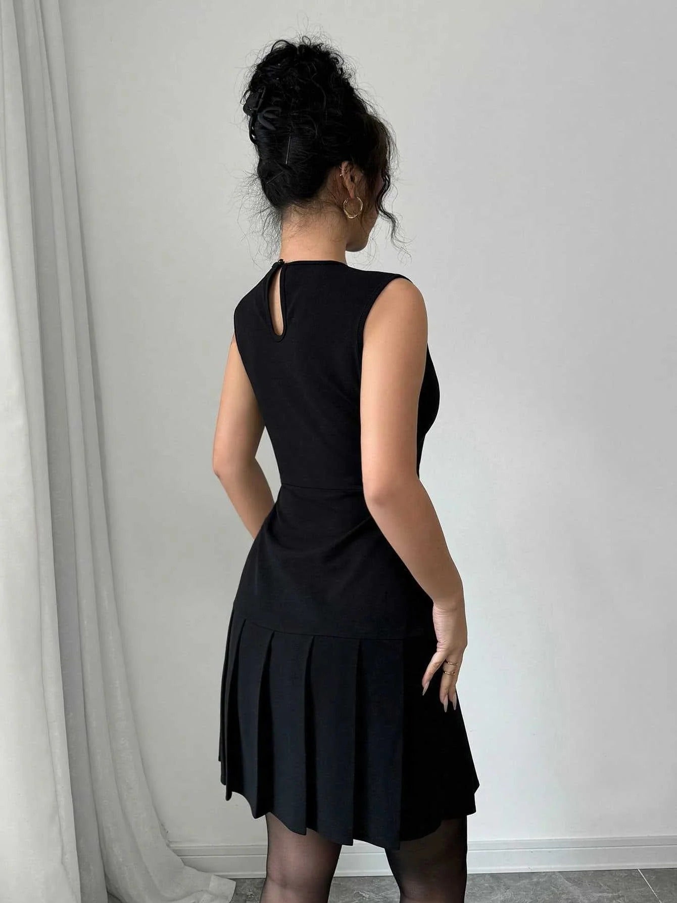 Robe Sans Manches Noire avec Coupe Droite pour Femme | Idéale pour le Travail et les Sorties