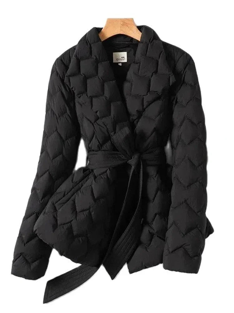 Manteau Matelassé Mi-Long avec Ceinture et Fermeture Cache-Cœur pour Femme | Idéal pour l’Automne et l’Hiver