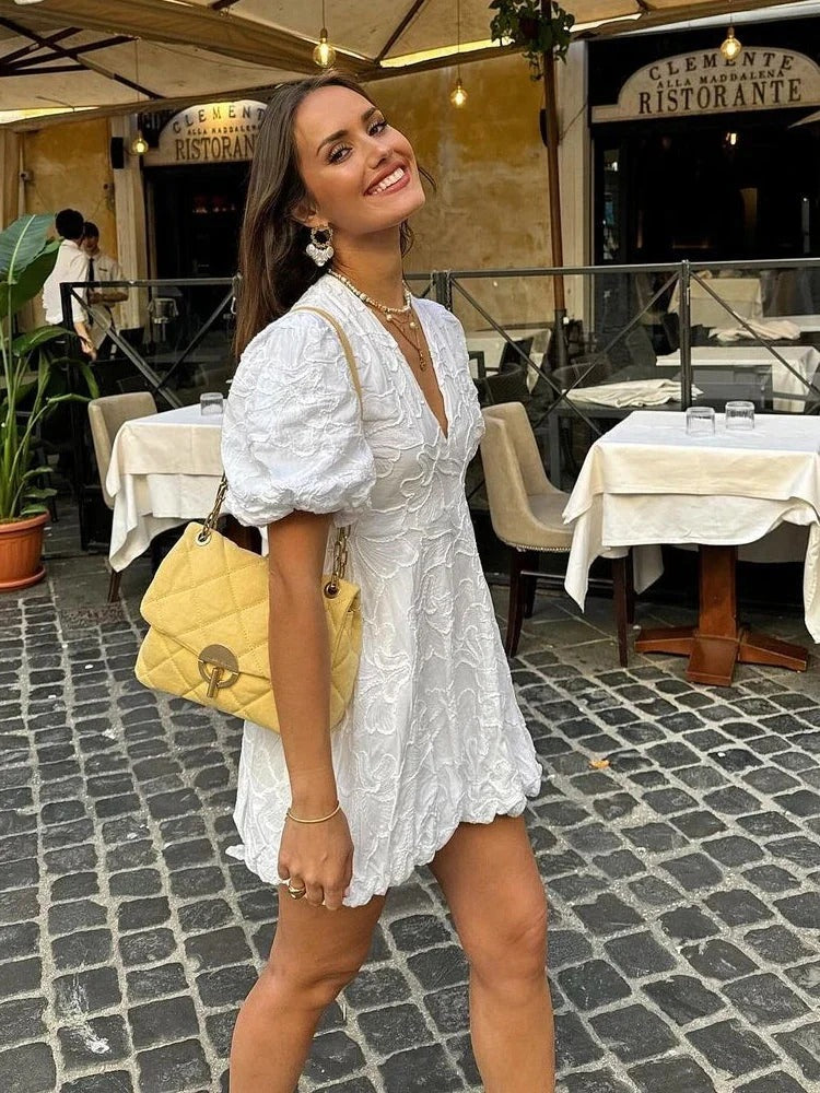 Robe Cintrée avec Encolure V Profonde et Jupe Bouffante pour Femme | Idéale pour les Sorties Printanières ou Festives