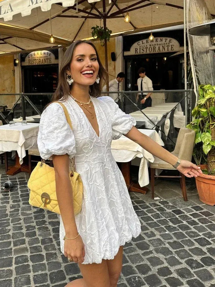 Robe Cintrée avec Encolure V Profonde et Jupe Bouffante pour Femme | Idéale pour les Sorties Printanières ou Festives