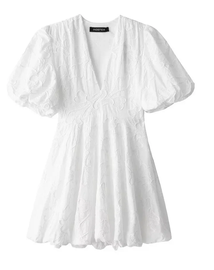 Robe Cintrée avec Encolure V Profonde et Jupe Bouffante pour Femme | Idéale pour les Sorties Printanières ou Festives