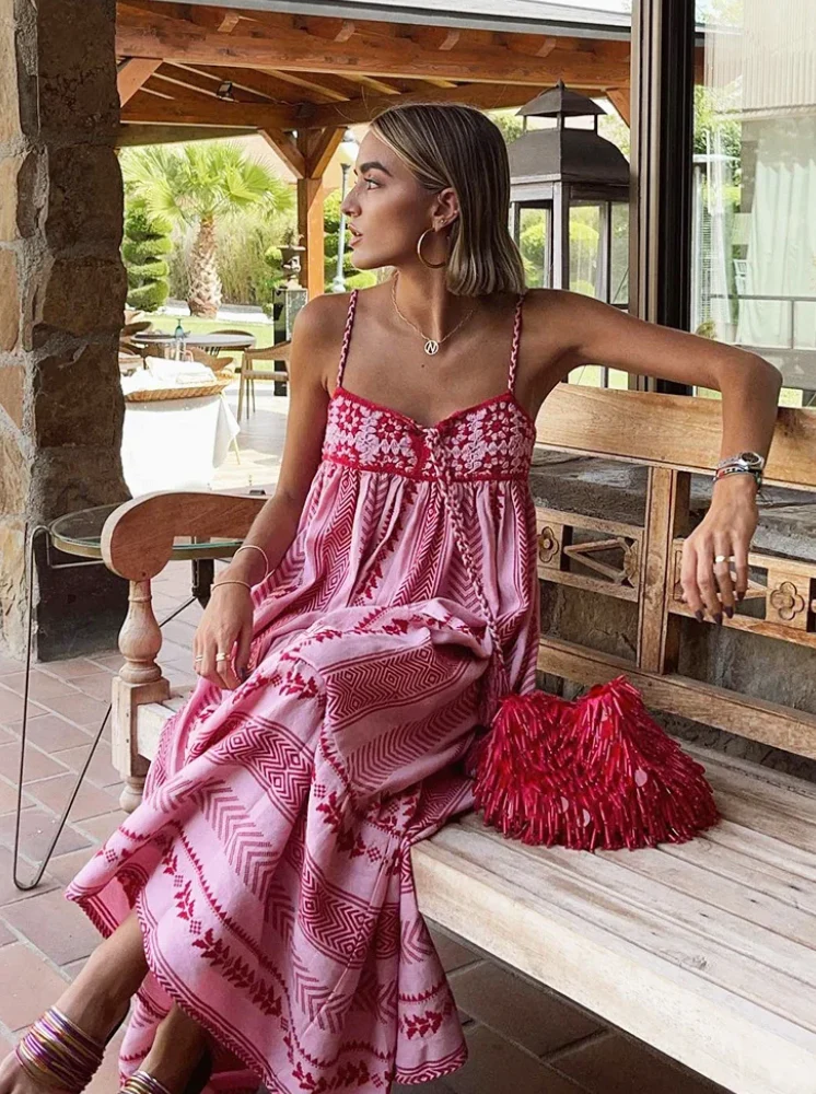 Robe Longue à Bretelles Fines avec Broderie et Détails Bohèmes pour Femme | Idéale pour les Journées d’Été