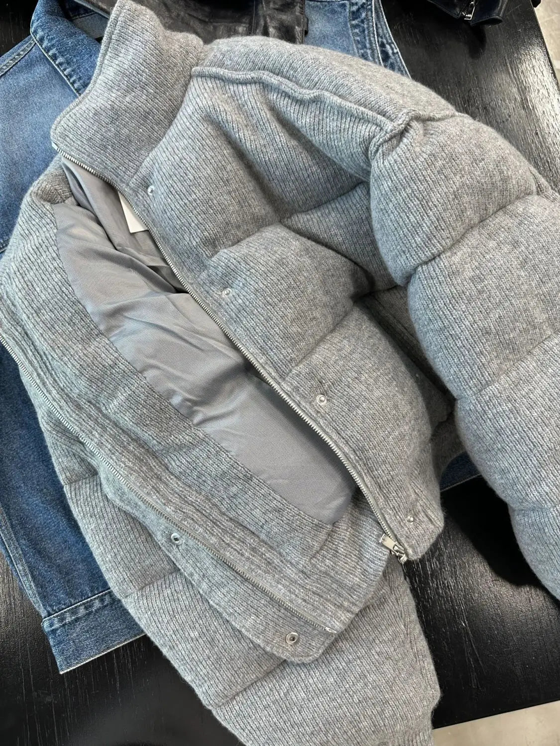 Doudoune avec Col Haut et Manches Côtelées pour Femme | Idéale pour Temps Froid