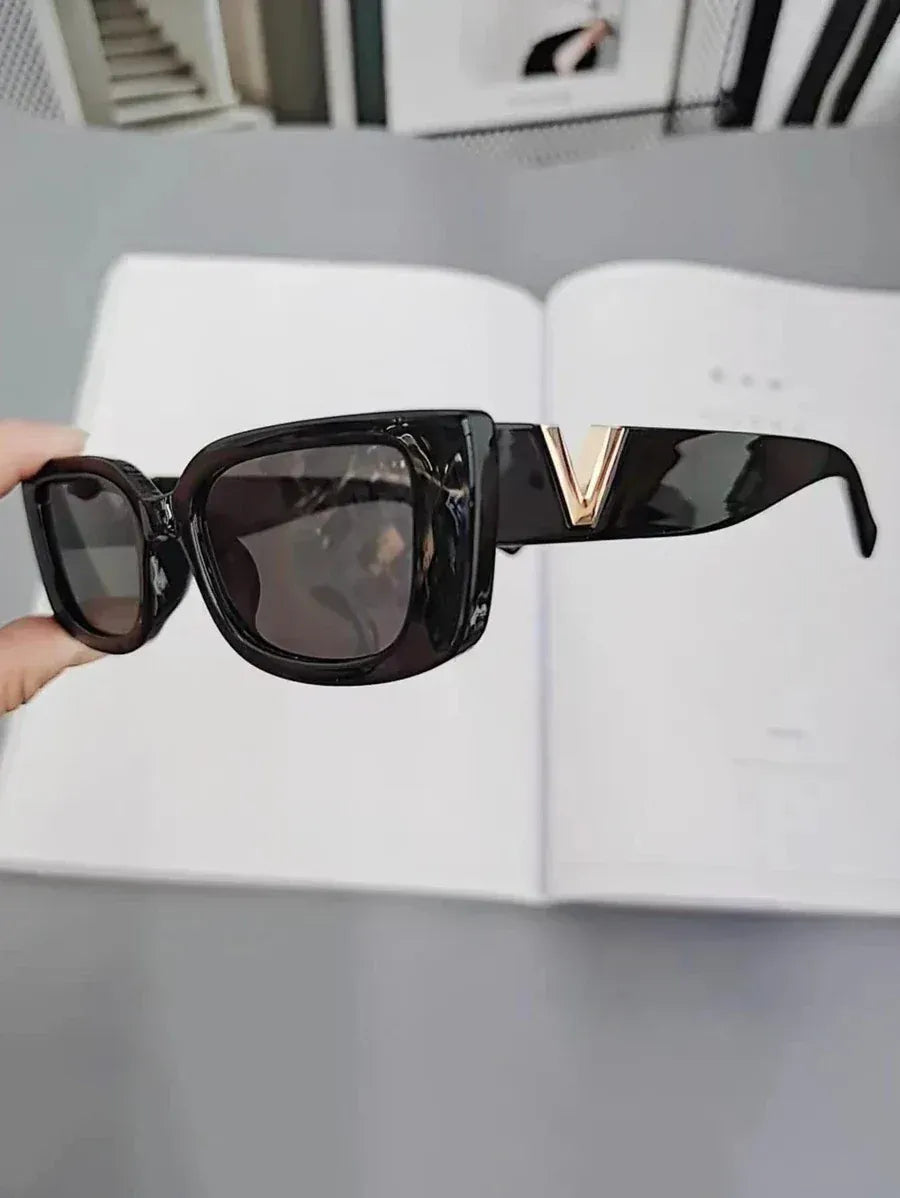Lunettes de Soleil Ovales avec Détail Doré pour Femme | Idéales pour la Conduite ou les Activités Quotidiennes