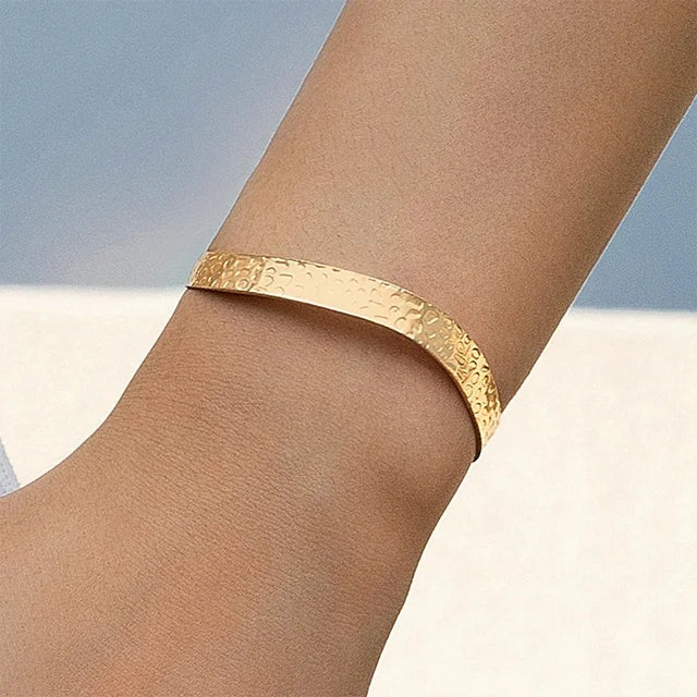 Bracelet Métallique Ajustable avec Symbole Croix pour Femme | Idéal pour Superpositions ou Événements
