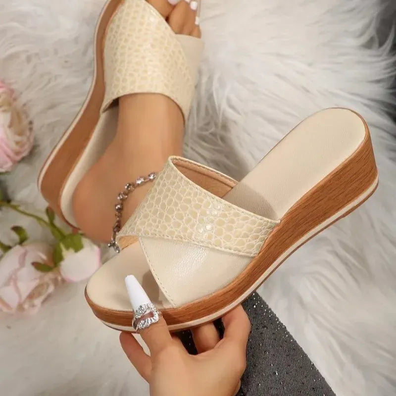Sandales Compensées avec Brides Texturées pour Femmes | Idéales pour les Tenues Estivales