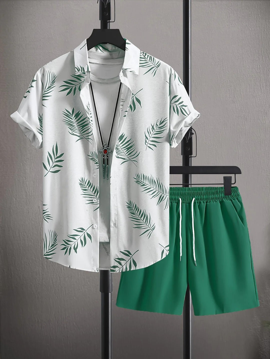 Ensemble Estival avec Chemise à Motif Feuilles et Short Beige Coordonné pour Homme | Idéal pour les Activités d’Été