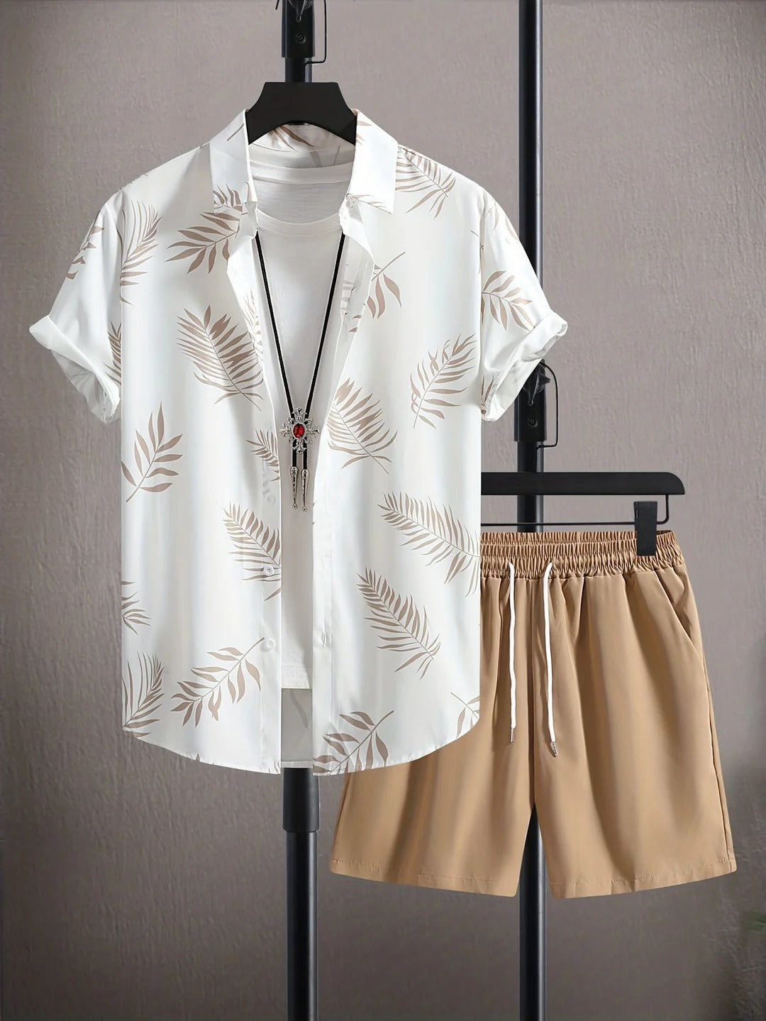 Ensemble Estival avec Chemise à Motif Feuilles et Short Beige Coordonné pour Homme | Idéal pour les Activités d’Été