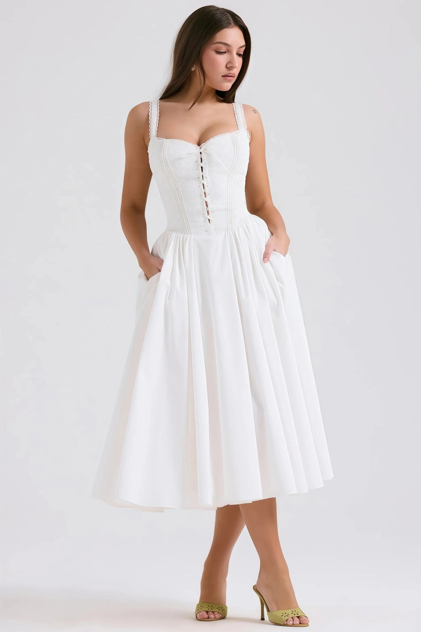 Robe Midi Blanche à Col Halter et Détail Dentelle pour Femme | Idéale pour les Sorties et Occasions Formelles