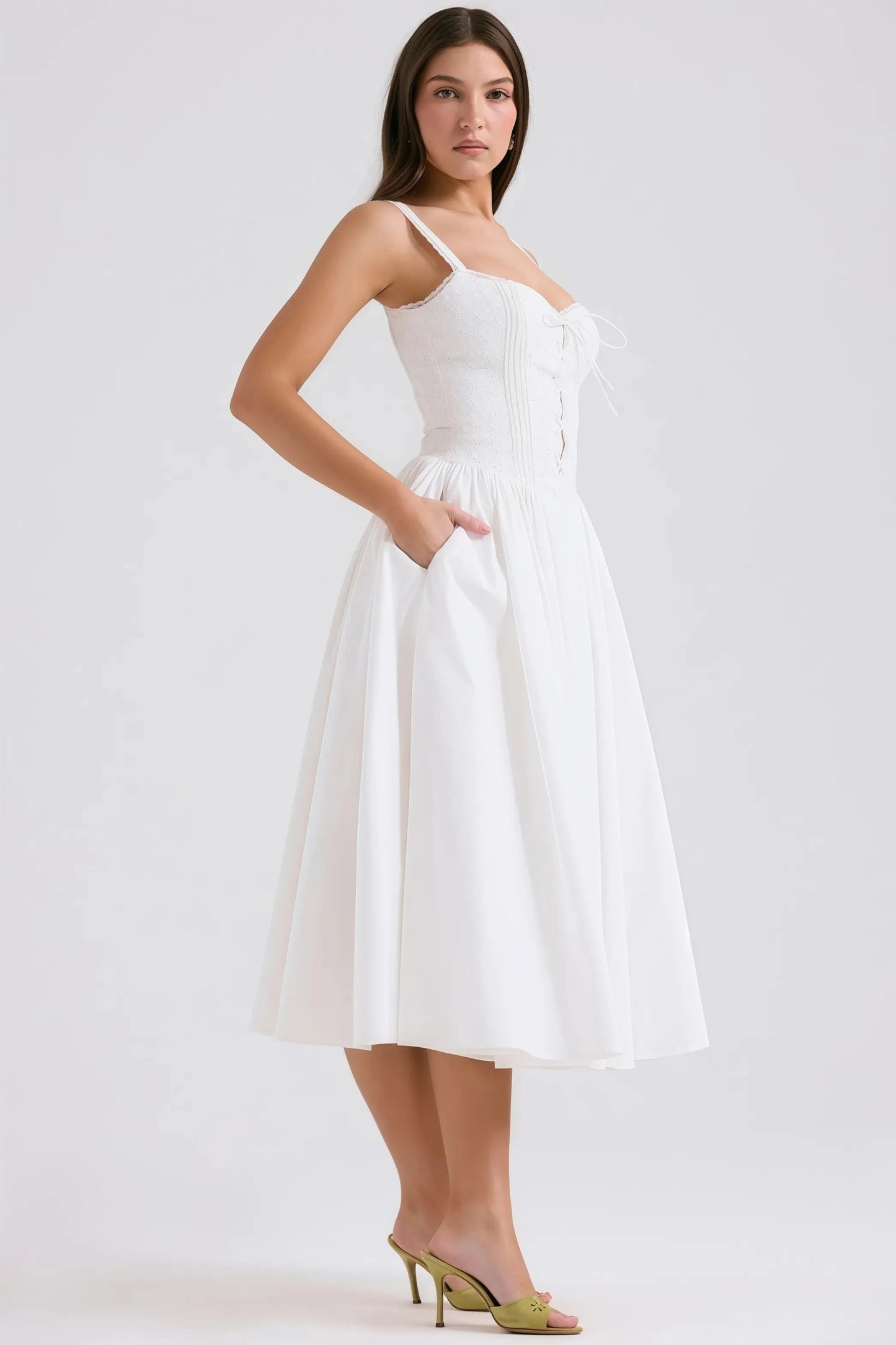 Robe Midi Blanche à Col Halter et Détail Dentelle pour Femme | Idéale pour les Sorties et Occasions Formelles
