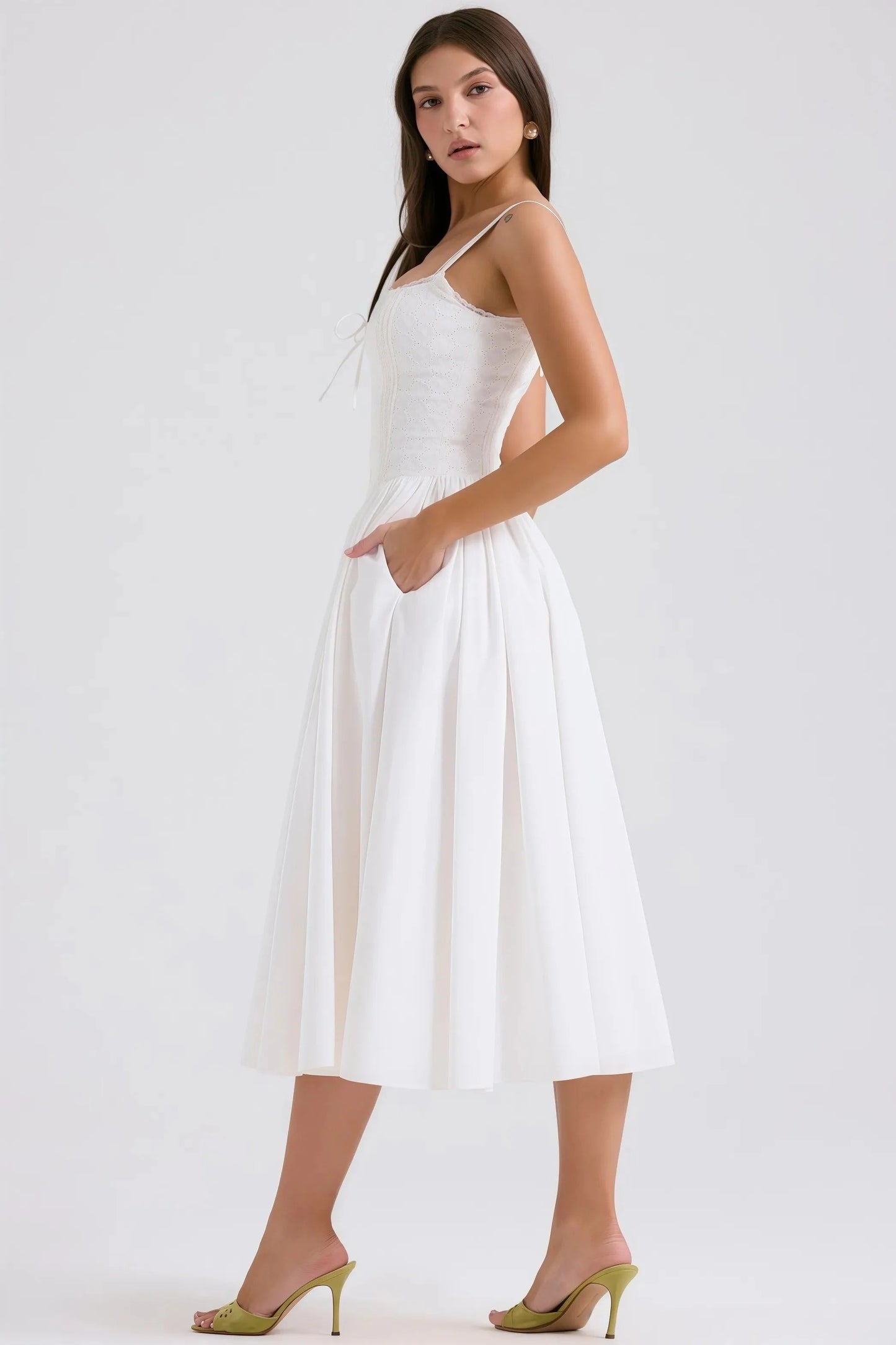 Robe Midi Blanche à Col Halter et Détail Dentelle pour Femme | Idéale pour les Sorties et Occasions Formelles