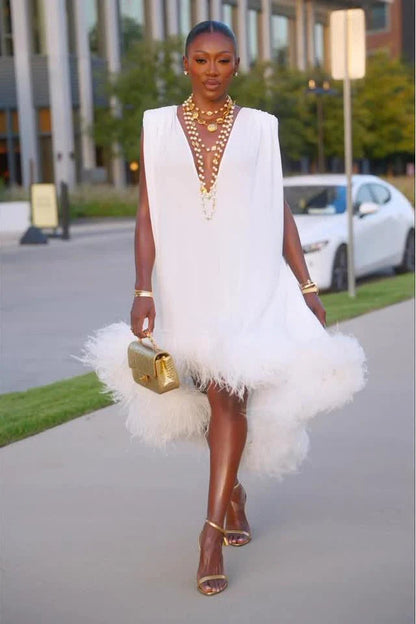 Robe Midi Sans Manches avec Encolure en V Profonde et Ourlet à Plumes pour Femme | Idéale pour Événements et Soirées