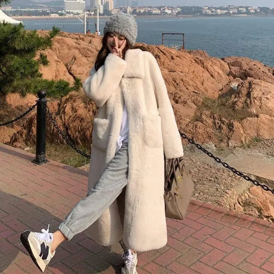 Manteau Long à Fausse Fourrure avec Coupe Ajustée pour Femme | Idéal pour la Saison Froide