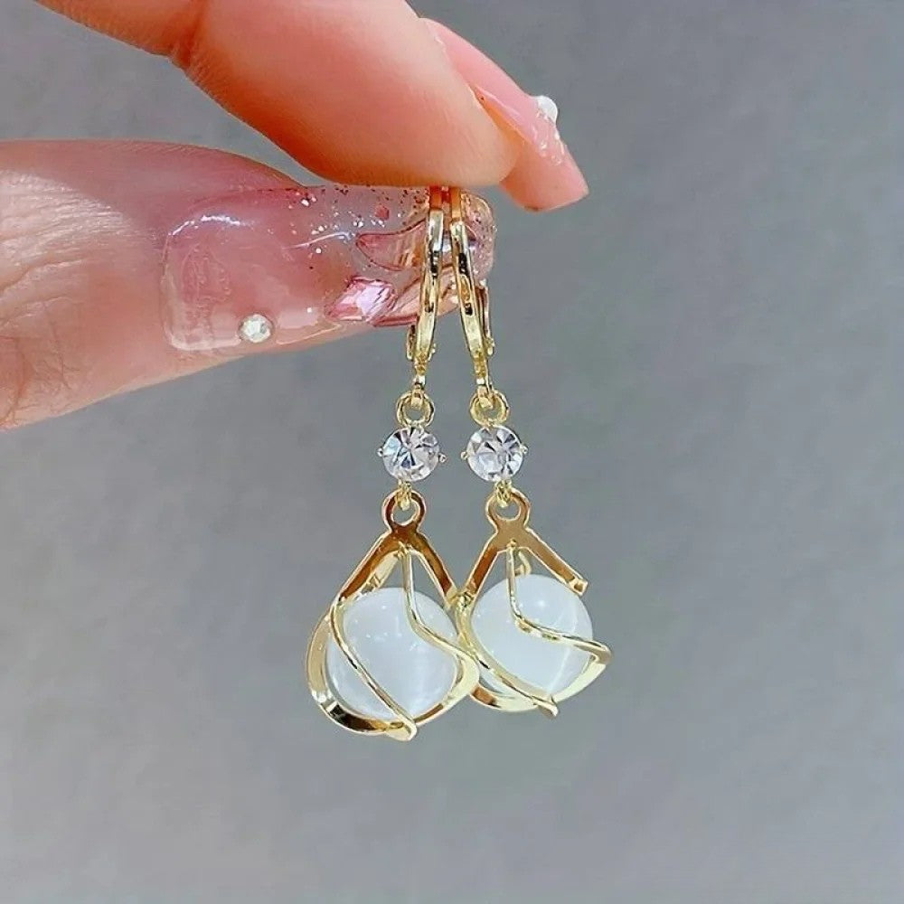 Boucles D’Oreilles Pendantes Avec Opales Blanches Et Finition Dorée Pour Femmes | Idéales Pour Les Occasions Spéciales