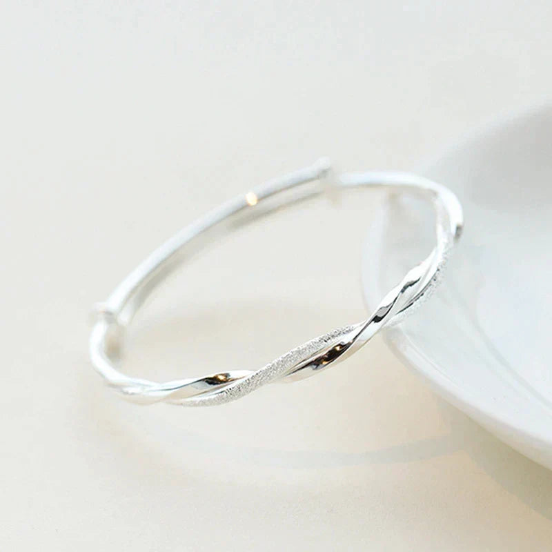 Bracelet Tressé Avec Finition Argentée Pour Femme | Idéal Pour Un Usage Quotidien Ou Des Occasions