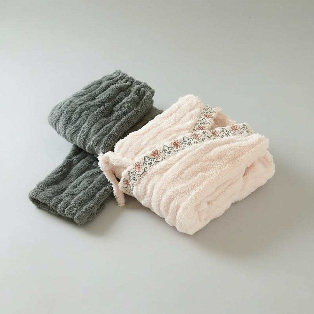 Ensemble Pyjama à Motif Brodé avec Col en V pour Adulte | Idéal pour la Maison et le Sommeil