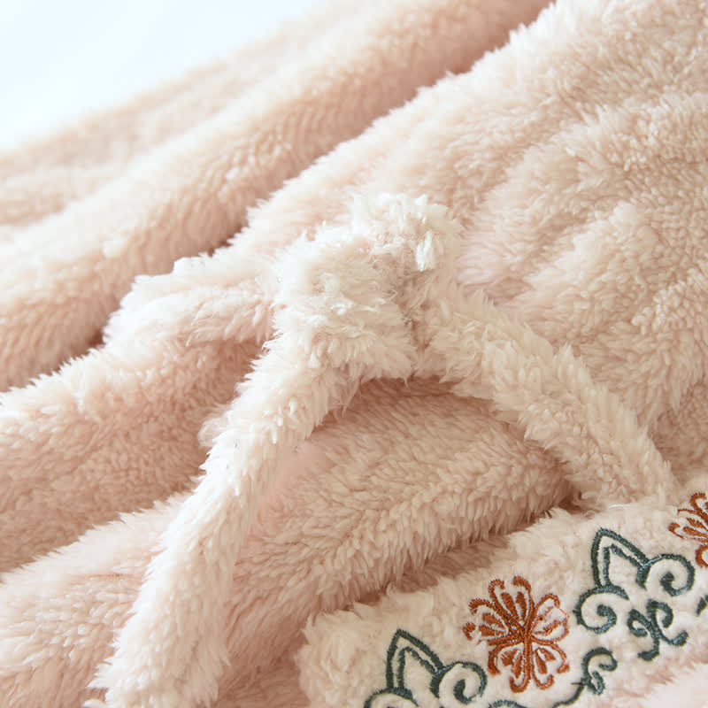 Ensemble Pyjama à Motif Brodé avec Col en V pour Adulte | Idéal pour la Maison et le Sommeil