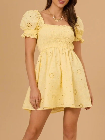 Robe Mini en Broderie Anglaise avec Manches Bouffantes et Dos Froncé pour Femme | Idéale pour les Journées Ensoleillées