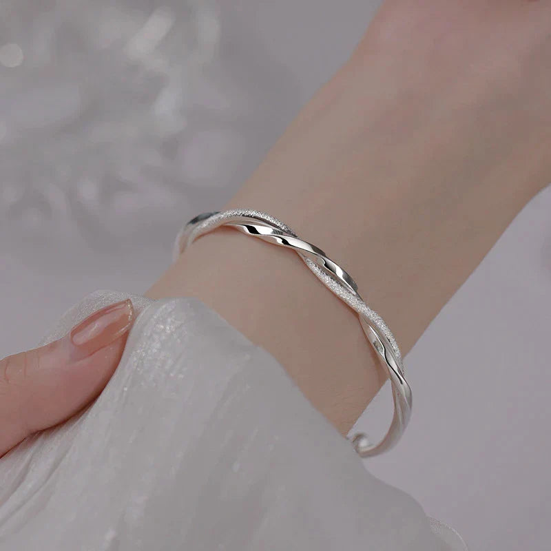 Bracelet Tressé Avec Finition Argentée Pour Femme | Idéal Pour Un Usage Quotidien Ou Des Occasions