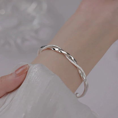 Bracelet Tressé Avec Finition Argentée Pour Femme | Idéal Pour Un Usage Quotidien Ou Des Occasions