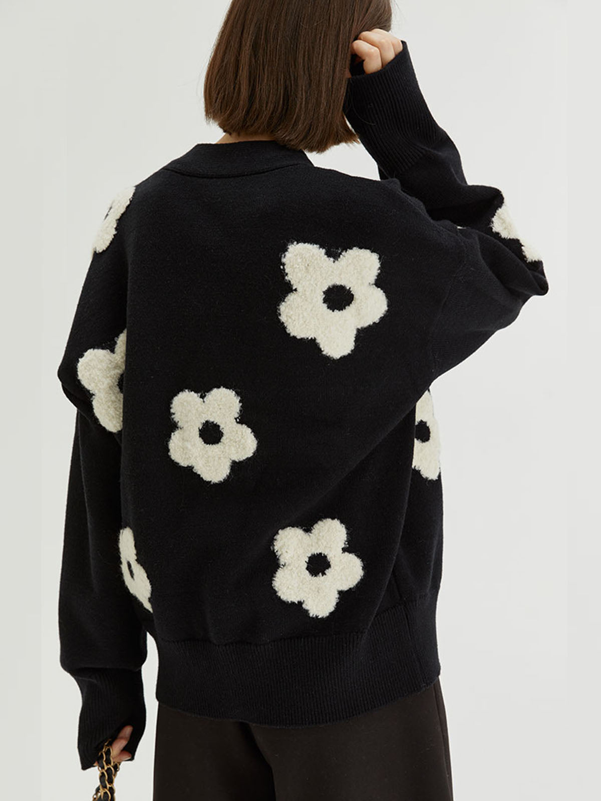 Cardigan Noir à Motif Floral avec Coupe Oversize et Boutons pour Femmes | Idéal pour Saisons Fraîches
