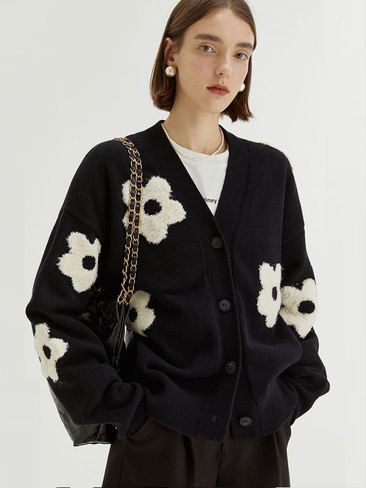 Cardigan Noir à Motif Floral avec Coupe Oversize et Boutons pour Femmes | Idéal pour Saisons Fraîches
