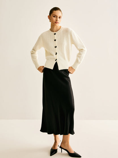 Cardigan Blanc Cassé avec Boutons Nœud et Coupe Cintrée pour Femmes | Idéal pour Hiver et Occasions