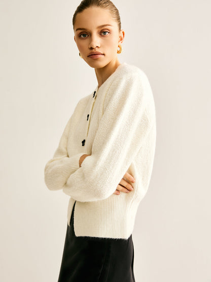 Cardigan Blanc Cassé avec Boutons Nœud et Coupe Cintrée pour Femmes | Idéal pour Hiver et Occasions