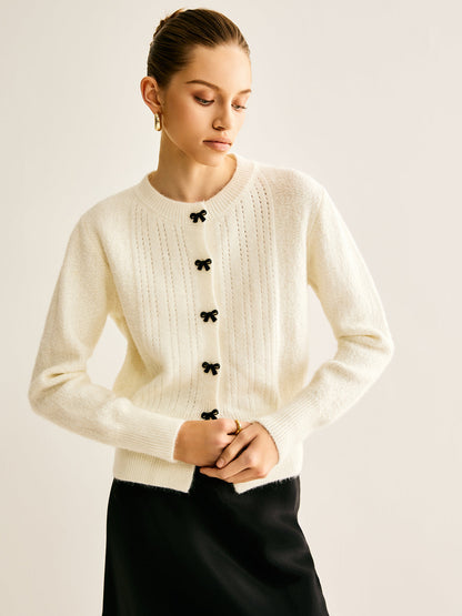 Cardigan Blanc Cassé avec Boutons Nœud et Coupe Cintrée pour Femmes | Idéal pour Hiver et Occasions