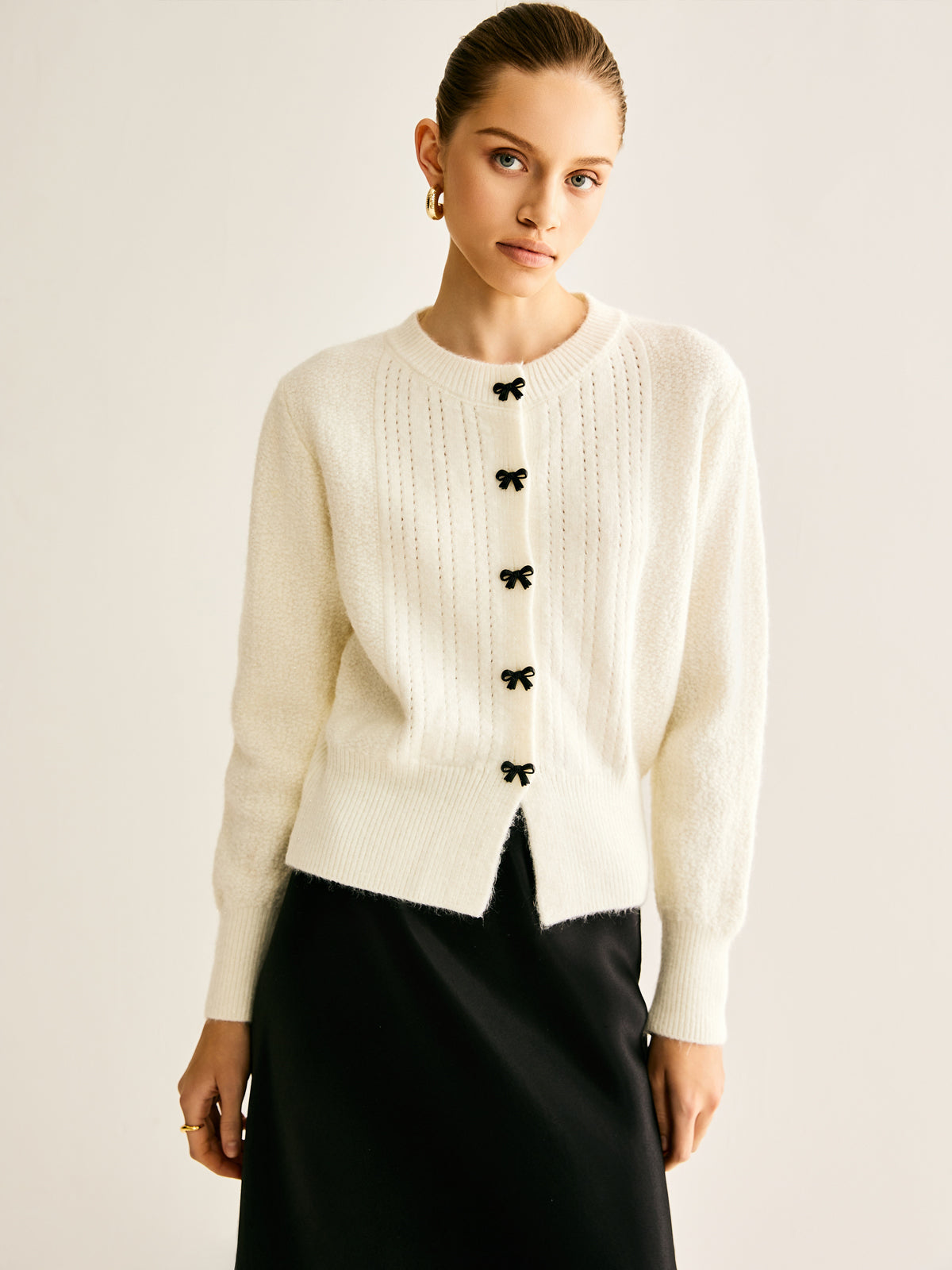 Cardigan Blanc Cassé avec Boutons Nœud et Coupe Cintrée pour Femmes | Idéal pour Hiver et Occasions
