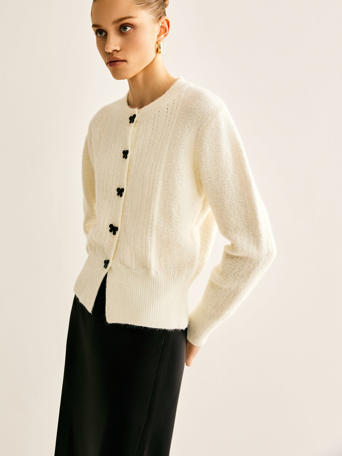 Cardigan Blanc Cassé avec Boutons Nœud et Coupe Cintrée pour Femmes | Idéal pour Hiver et Occasions