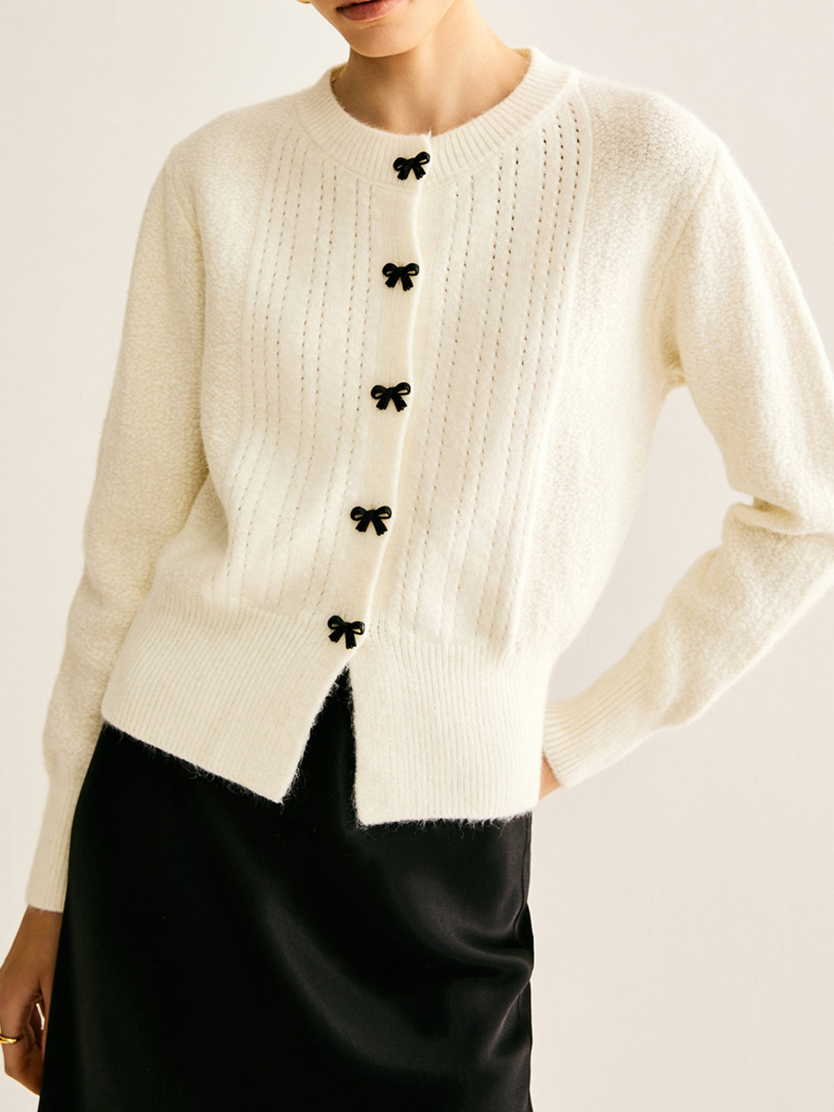 Cardigan Blanc Cassé avec Boutons Nœud et Coupe Cintrée pour Femmes | Idéal pour Hiver et Occasions