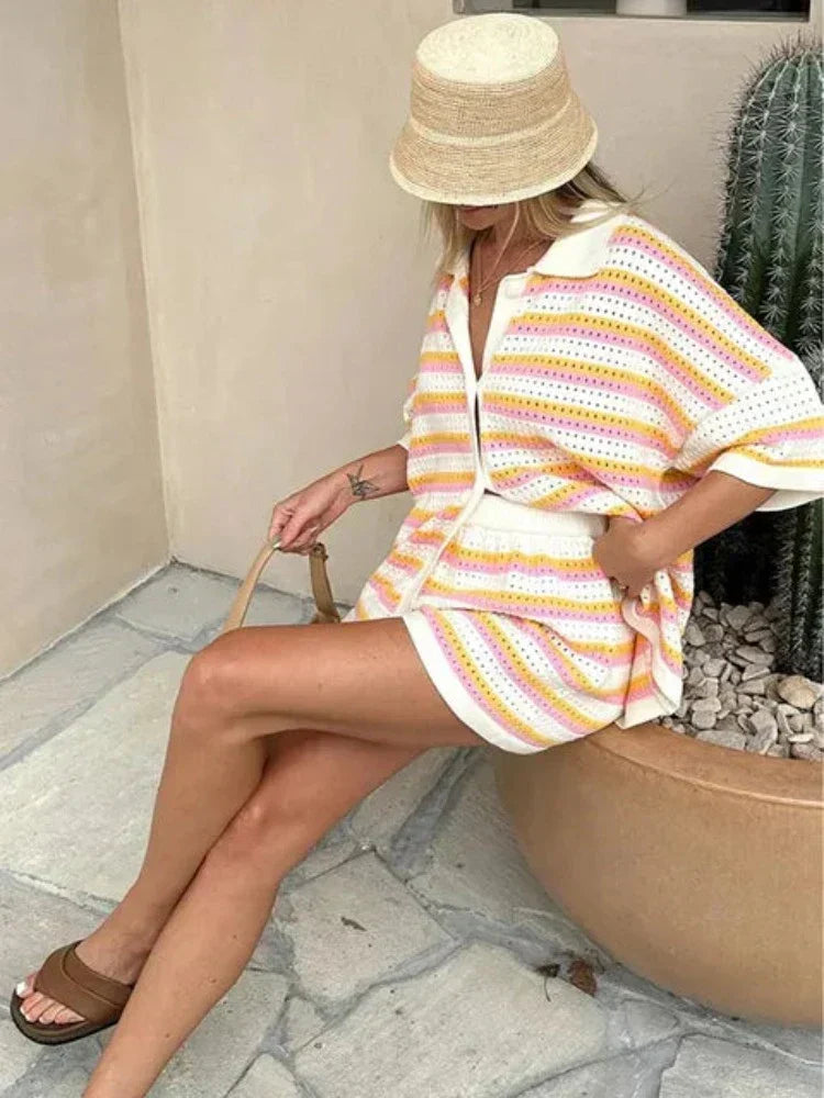 Ensemble Deux Pièces avec Veste à Rayures Contrastées et Short Assorti pour Femme | Idéal pour Occasions Décontractées