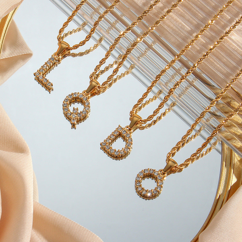 Collier initiale en pierres serties pour femmes