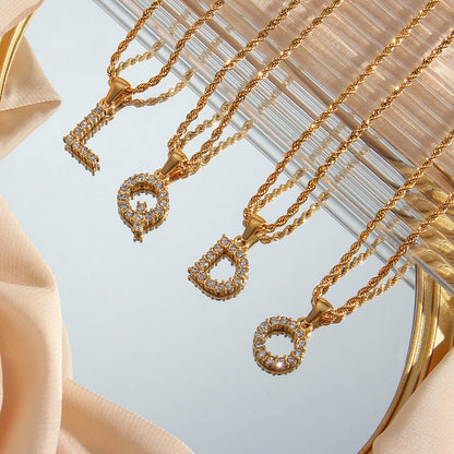 Collier initiale en pierres serties pour femmes