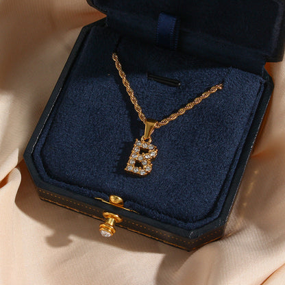 Collier initiale en pierres serties pour femmes